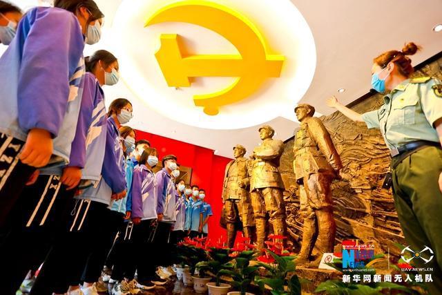 听到还有5分钟退休 交警老李手不停颤抖