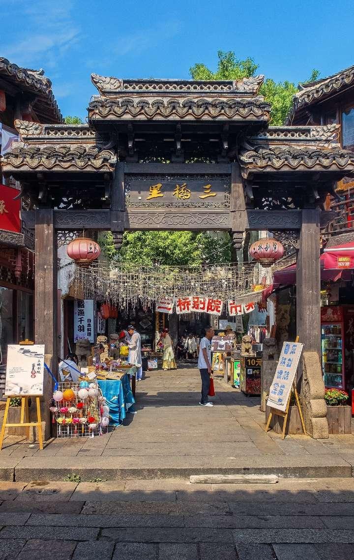 全新哪吒L内饰曝光，配备副驾娱乐屏、后排小桌板